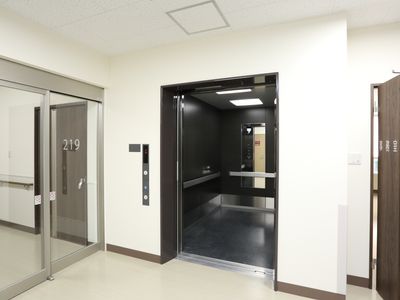 廊下のエレベーター前