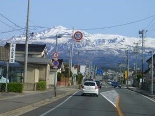雪山と街並みの景色
