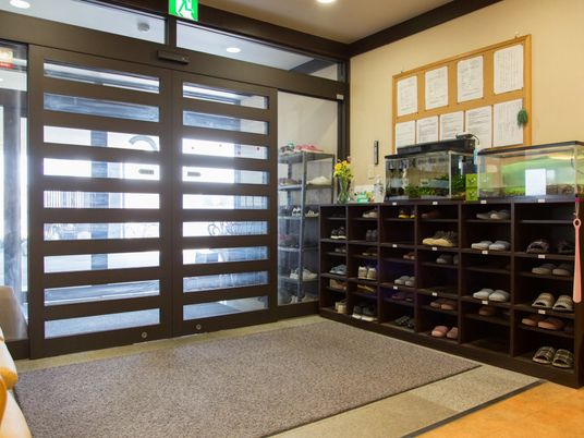 エントランスの靴棚と掲示板
