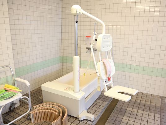 特殊浴槽とリフト機器