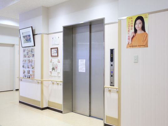 清潔感のあるエレベーターホール