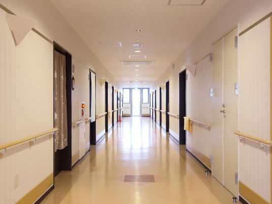 清潔感のある施設の廊下