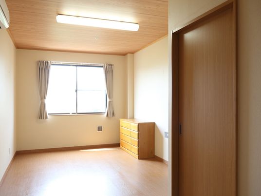 居室内の窓とタンス