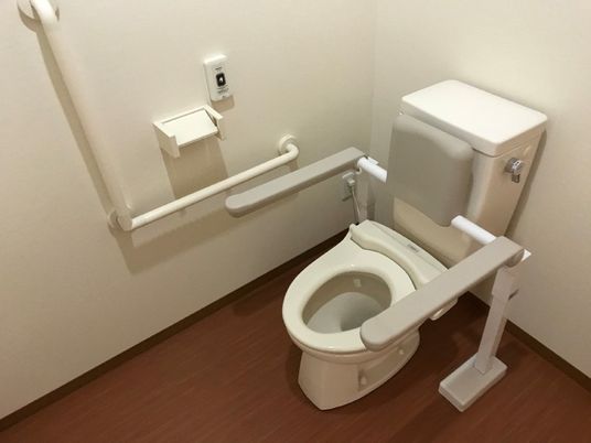 バリアフリー設計のトイレ