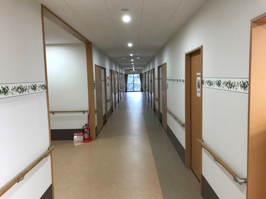 清潔な廊下と手すり