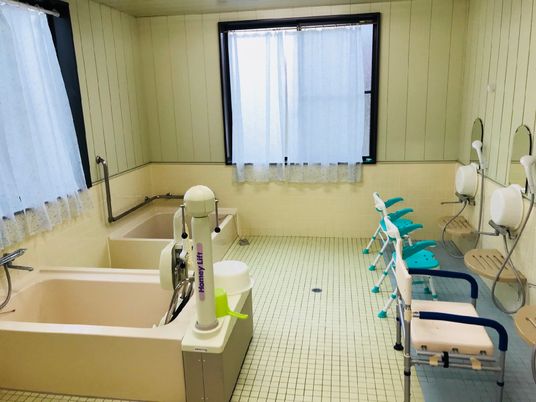 バリアフリー設計の浴室