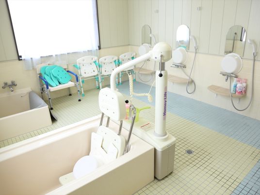 バリアフリー設計の浴室