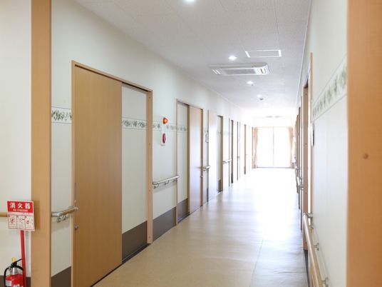 清潔な施設の廊下