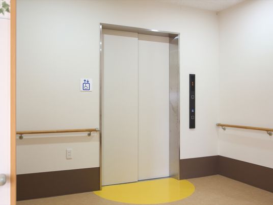 バリアフリーエレベーター入口