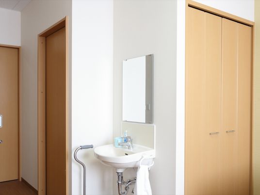 洗面所と扉付きスペース