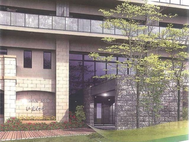 和やかな雰囲気のエントランス 外観 しっとりと灯りが包むエントランスは、訪れる人々を優しく迎えます。緑豊かな植栽が、四季の移ろいを感じさせる空間です。