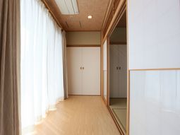 明るい和室の廊下
