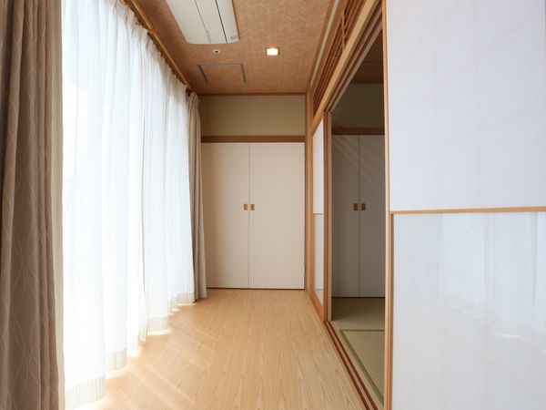明るい和室の廊下