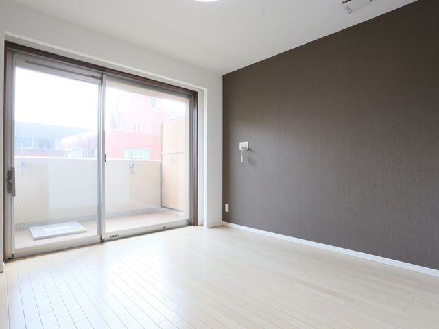 明るい居室のベランダ付き 居室 開放的なベランダ付きの居室です。清潔感のある空間で、ご自身のスタイルに合わせた生活を始められます。