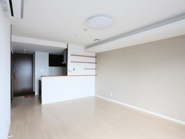 広々とした明るい居室 居室 床から天井まで清潔感のある空間は、自由にアレンジできる居室です。個々のニーズに合わせた生活空間を実現できます。