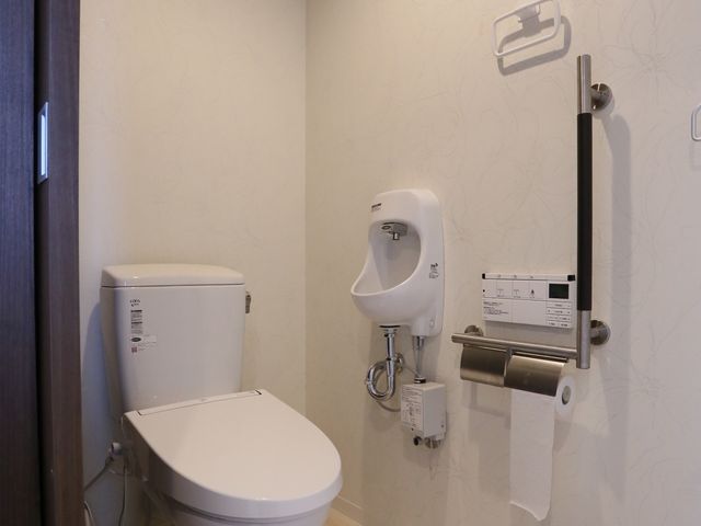 手すり付き清潔なトイレ トイレ 安全に配慮された手すりのあるトイレです。清潔感のある環境で、快適にお使いいただけます。