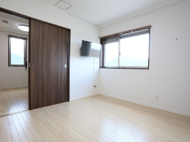 明るく広々とした居室 居室 ゆったりとした空間が特徴のお部屋です。窓からの自然光が心地よく、新しい生活を気持ちよくスタートできる環境が整っています。