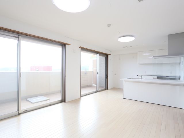 広々とした明るい居室 居室 ゆとりあるキッチン付きの居室です。日当たりが良く、明るい空間で快適な生活が送れます。