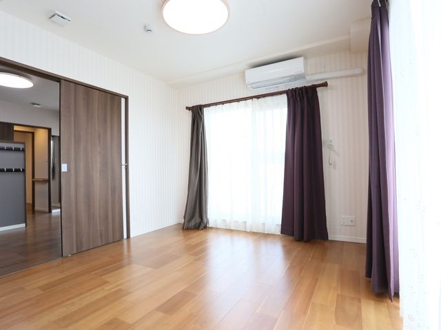 広々とした洋室風景 居室 ゆったりとした空間の居室です。大きな窓からの光が心地良い雰囲気を醸し出しています。