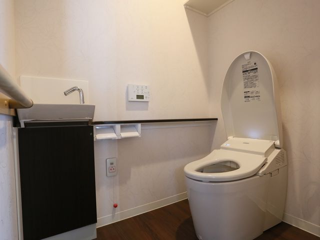 バリアフリー設計のトイレ トイレ 安全で使いやすいトイレです。手すりや緊急コールを備え、利用者の自立を支援します。