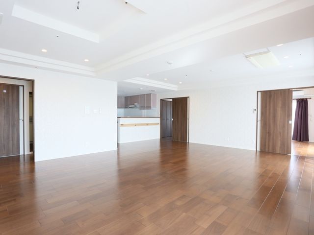 広々とした居室の内観 居室 ゆったりとした空間で心地よい居住環境を提供しています。床の木目が温もりを感じさせる部屋で、快適な生活をお過ごしいただけます。