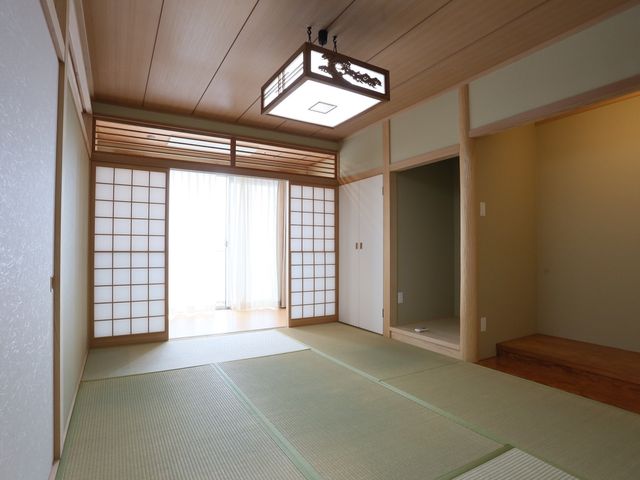 和室の居心地の良い空間 和室 落ち着いた雰囲気の居室で、窓から自然光がたっぷりと入ります。畳の感触を楽しみながら、ゆったりとした時間を過ごせます。