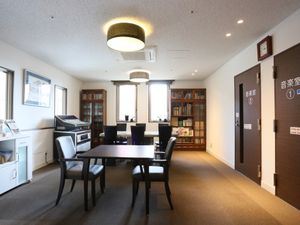 明るい共有ラウンジ