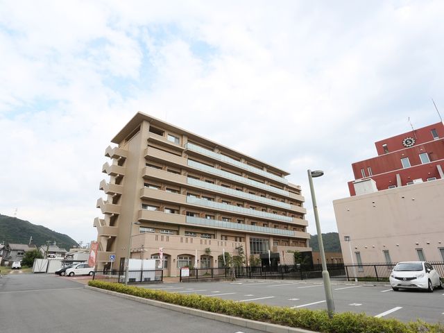 大きな建物の外観 外観 ゆとりのある広々とした建物です。快適な職場環境を実感していただけると思います。