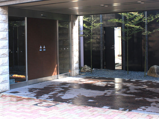 建物のエントランス  