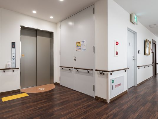 明るい廊下のエレベーター