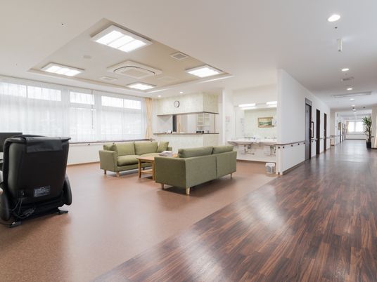 明るい共用ラウンジの風景