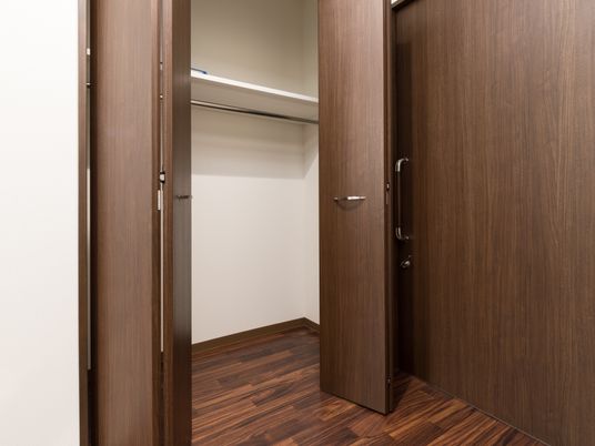 茶色のきれいなクローゼット