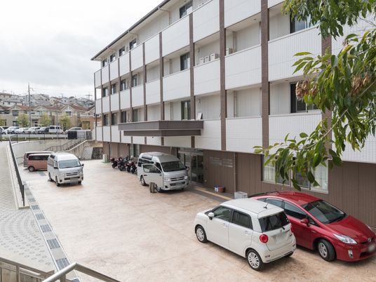 広々とした明るい外観