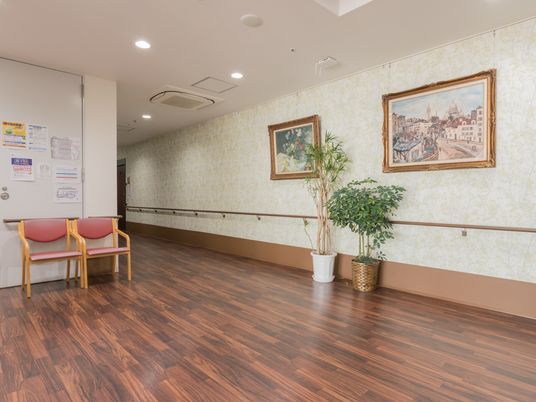 廊下にある椅子と絵