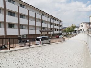 施設外観と駐車場