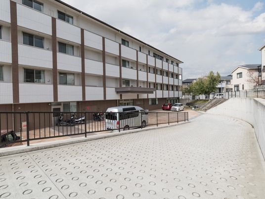 施設外観と駐車場