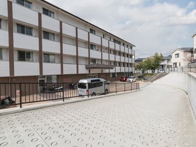 施設外観と駐車場
