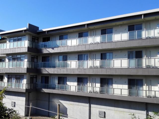 晴れた日の建物外観 外観 日当たりが良く開放感のある建物です。清潔感のある外観からも、快適な環境が期待できます。