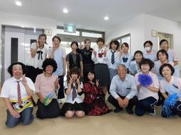 明るいスタッフ集合写真
