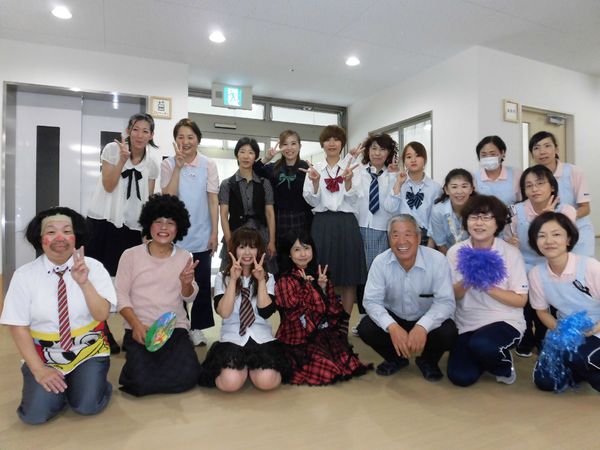 明るいスタッフ集合写真