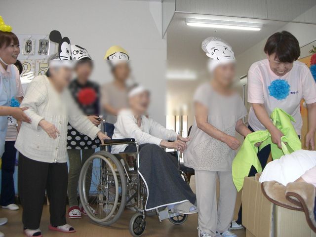 楽しげな多目的室の様子 レクリエーション 明るい笑顔があふれる憩いの空間です。利用者同士やスタッフとのコミュニケーションで温かな雰囲気が感じられます。