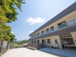 晴天の下の明るい外観