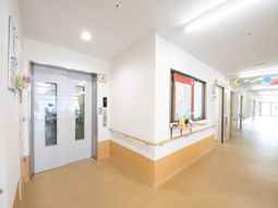 明るい廊下の光景