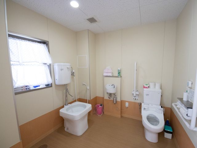 清潔なトイレ設備 トイレ 広々とした安心感のあるトイレスペースです。手すりや高さ調節可能な設備が整っており、安全で快適な利用が可能です。