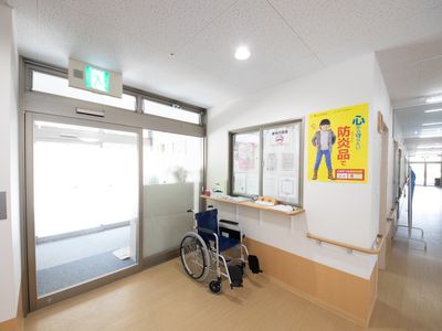 車椅子の置かれた廊下