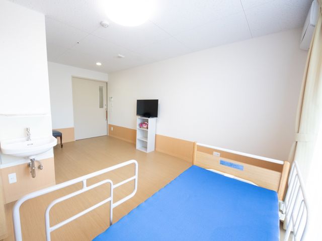 明るい個室の居住空間 居室 清潔感のある広々とした居室です。個々の安全と快適な暮らしを支援する設備が整っています。