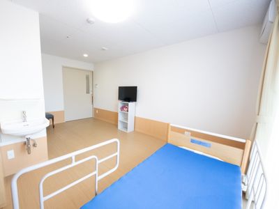 明るい個室の居住空間