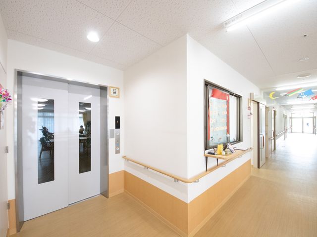 明るい廊下のエレベーター エレベーター 光がたっぷり射し込む廊下は、清潔感があり足元も見やすいつくりです。エレベーター近くの休憩スペースでは、人と交流する機会もあります。