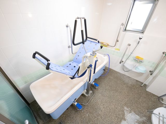 快適な入浴設備 浴室 手すり付きで安全性に配慮された清潔な浴室です。入浴時のサポートも充実しており、安心してご利用いただけます。