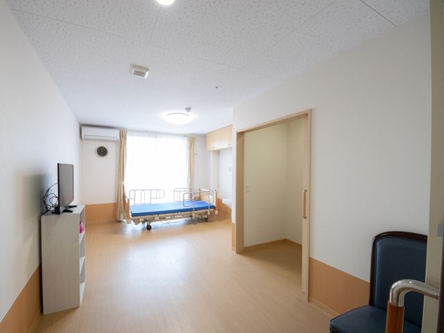明るい個室の居室 居室 清潔感のある広々とした個室です。ベッドやテレビなどの設備が整い、快適な生活空間をお約束します。